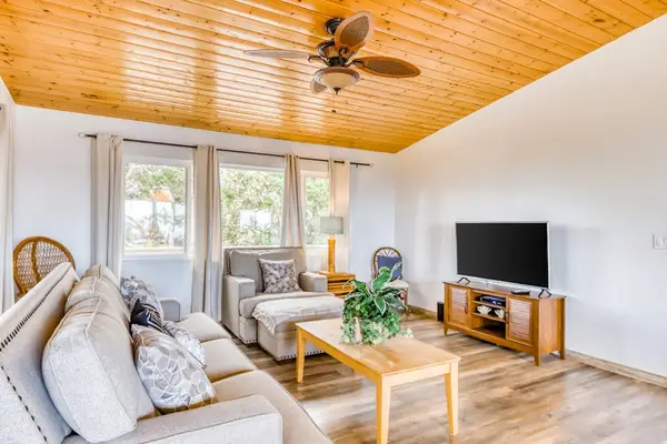 Bright And Cozy Living Retreat