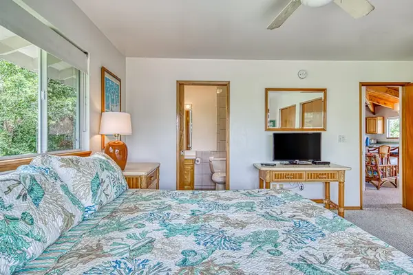 Plush Bed, Flat-Screen TV setup, Dresser Storage, Mirror & Ceiling Fan