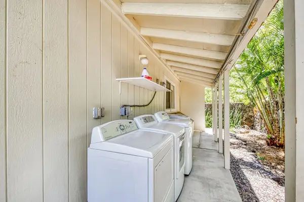 Covered Outdoor Washer & Dryer, Utility Area & Tropical Surroundings
