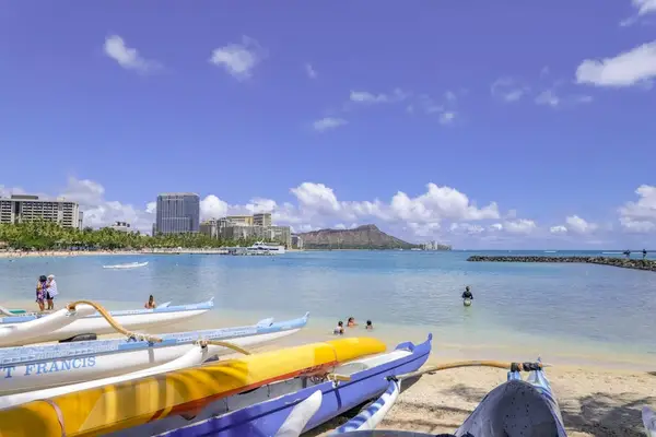 Enjoy relaxing days by the beautiful beach.