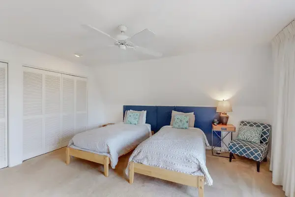 Includes twin beds, seating, and a ceiling fan