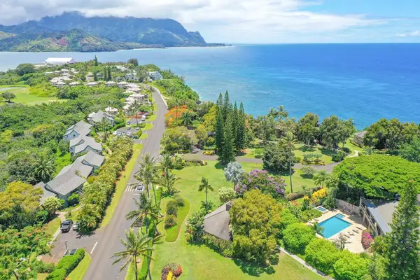 Beautiful aerial view of Pali Ke Kua surrounded by lush tropical landscapes.