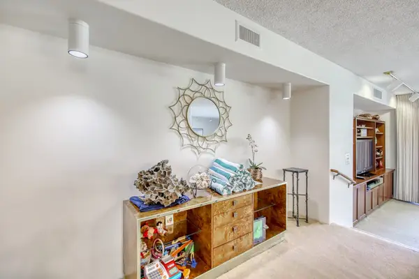 Welcoming entry with island-inspired décor