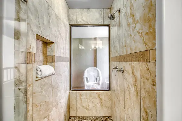 Walk-in shower with modern finishes