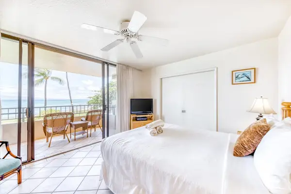 Dreamy Bedroom With Lanai Access
