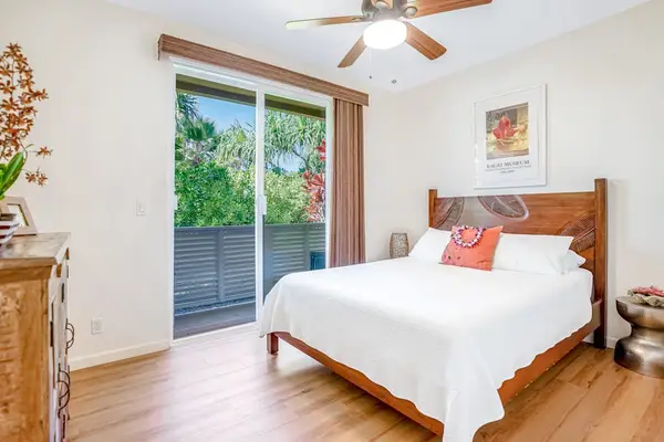 Guest bedroom with queen bed, en suite bathroom and access to your private lanai.