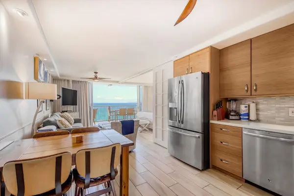Fully equipped kitchen with dining space
