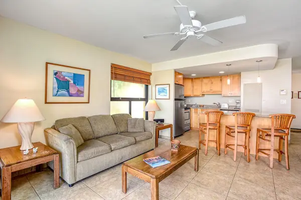 Open Living Space For Island Gatherings