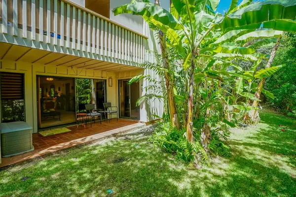 Charming Entryway to Your Hawaiian Getaway