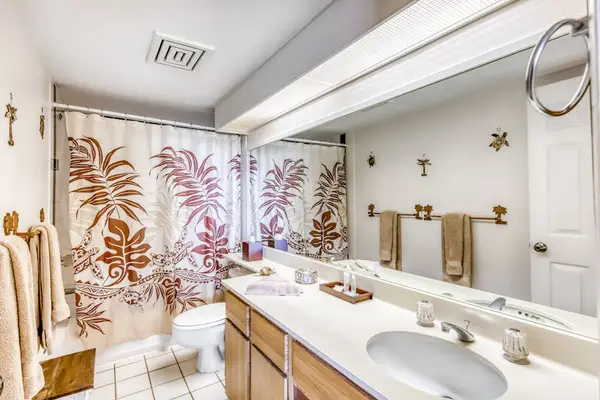 Bright details bring warmth to this inviting bathroom