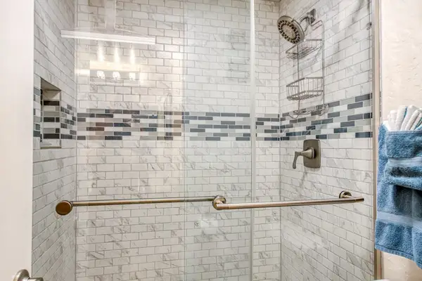 Walk-in shower with modern finishes