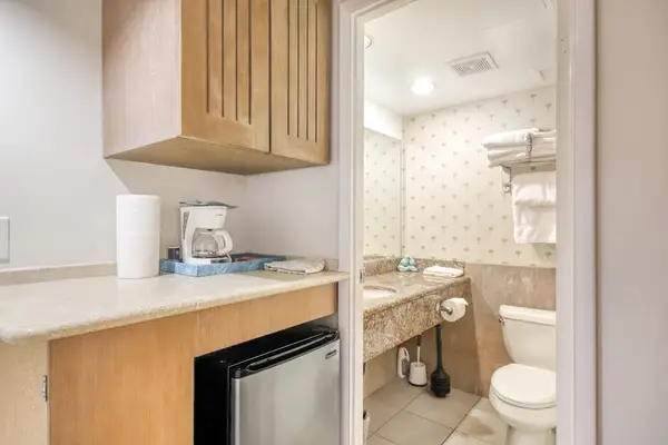 Full bathroom equipped for your daily routine