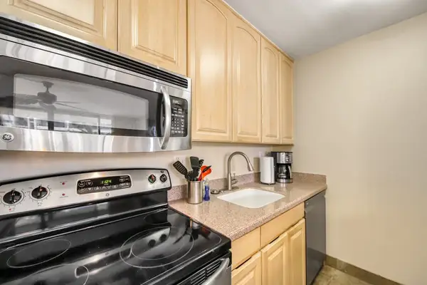 Cook With Ease In A Bright Kitchen