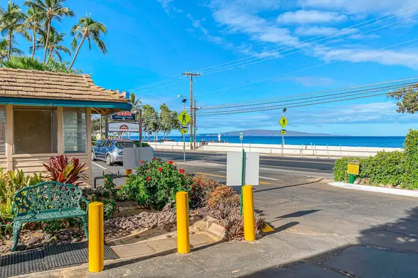 Easy Beach Access Across The Street