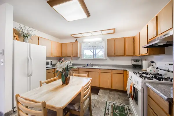 Spacious Kitchen With Breakfast Table