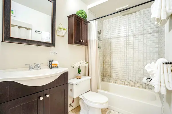 Fresh And Bright Full Bathroom Retreat