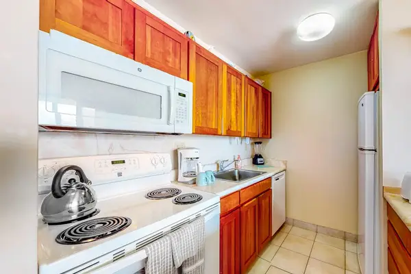 Fully stocked kitchen perfect for preparing and afternoon snack or romantic dinner.