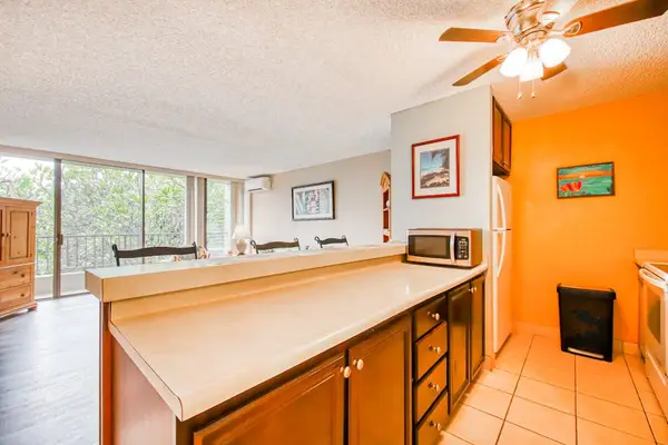 Kitchen With Breakfast Bar Seating