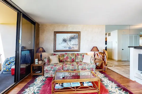 Plush Tropical Living Space Perfect For Afternoon Unwinding