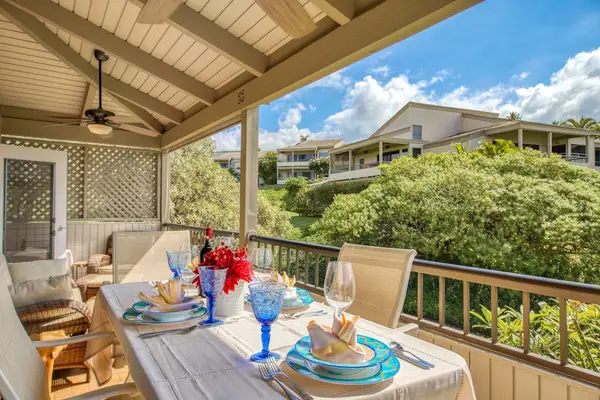 Outdoor Dining With Tropical Breezes