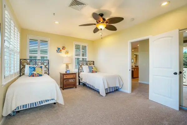 Twin bedroom with ceiling fan, perfect for kids or friends