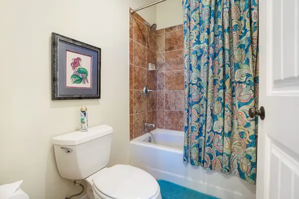 Bright ensuite bathroom with a tub-shower combo