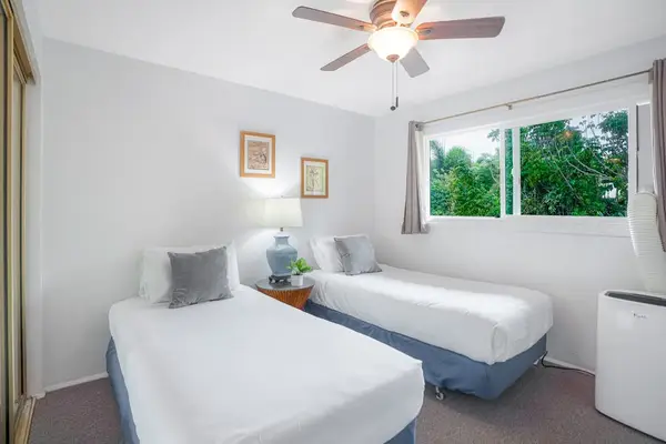 Bright Guest Bedroom With Twin Beds