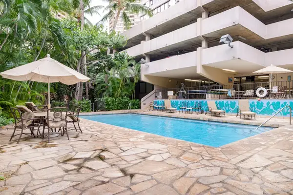 Shared pool for refreshing afternoons