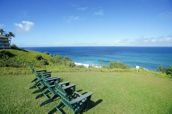 Lounge seating overlooking the ocean