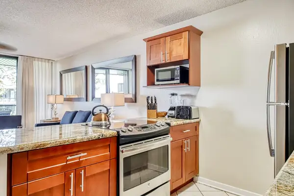 Chef Ready Kitchen With Modern Conveniences