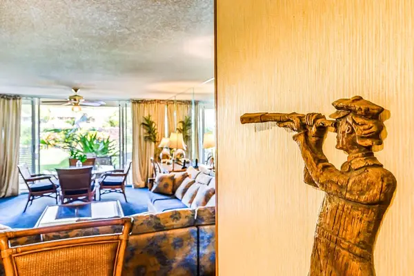 Island-inspired décor adds character to the welcoming dining area.