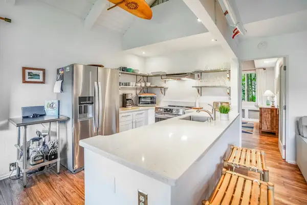 om: Fully Equipped Kitchen

Fully equipped kitchen with a large island and modern appliances.