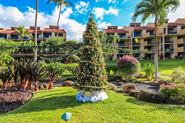 Feel the holiday spirit in this beautifully decorated tropical resort courtyard