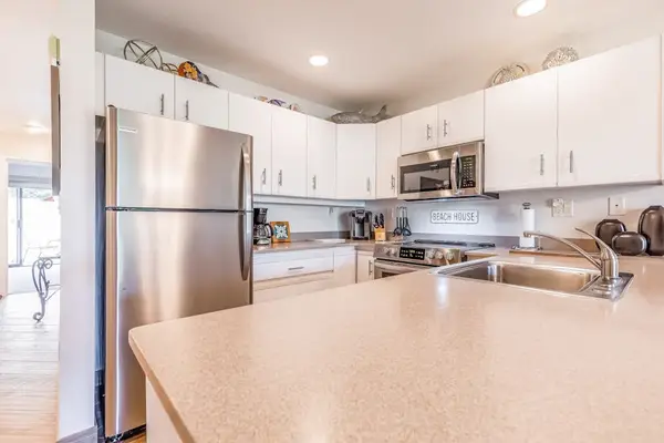 Bright Fully Equipped Kitchen
