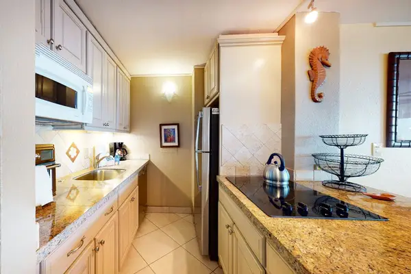 Nice kitchen ready to hold all of your snacks or cook a fabulous home cooked meal.