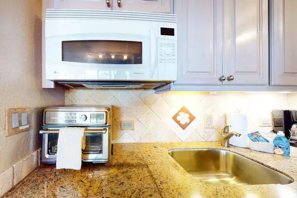 Nice kitchen ready to hold all of your snacks or cook a fabulous home cooked meal.