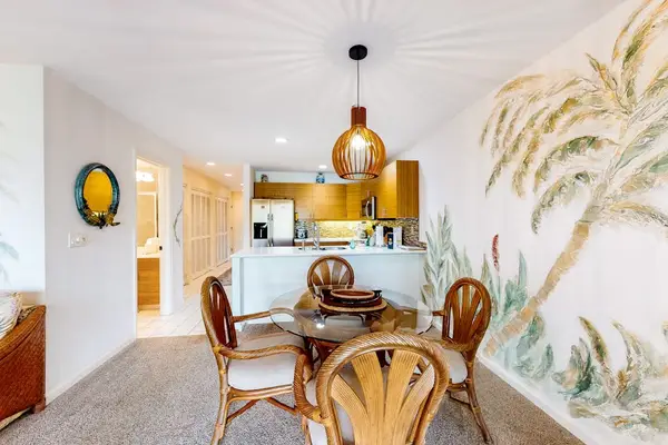 Elegant Dining Area With Island Style