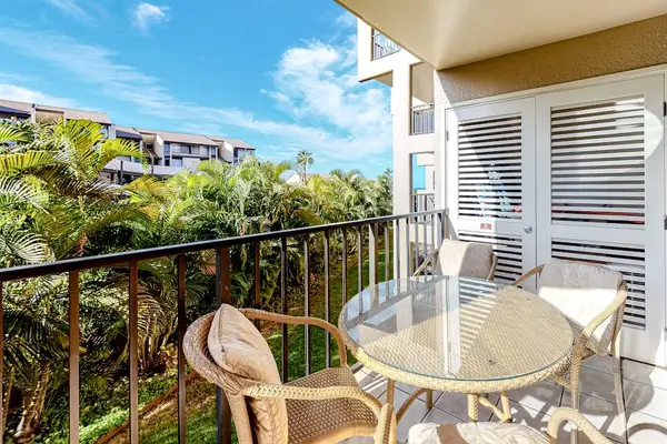 Breezy lanai perfect for enjoying the fresh air and warm Hawaiian sunshine