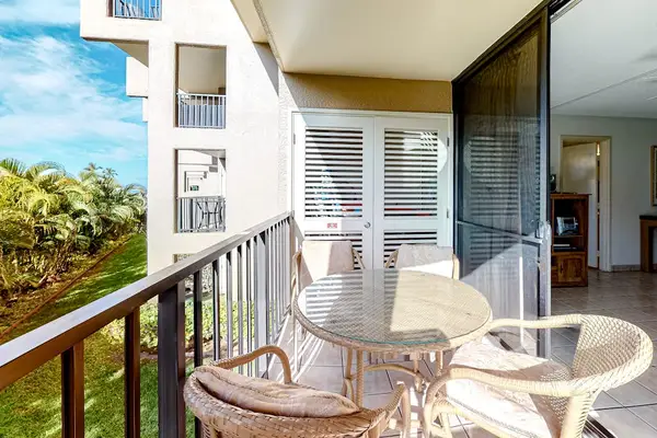 Comfortable lanai seating with plenty of warm island sunshine
