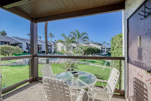 The perfect spot for outdoor dining and relaxing in paradise! 🌺☀️