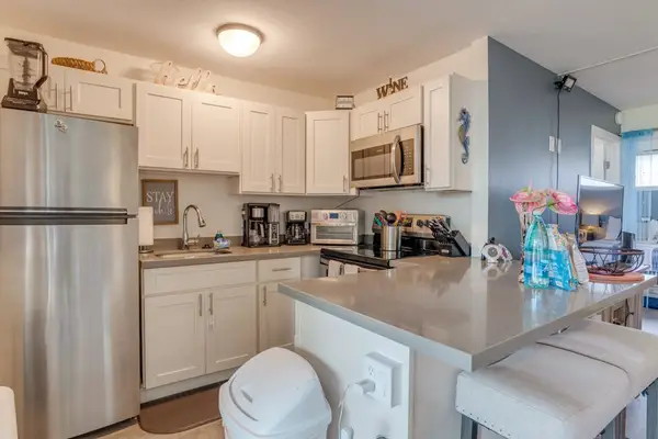 Chef Inspired Kitchen With Breakfast Bar