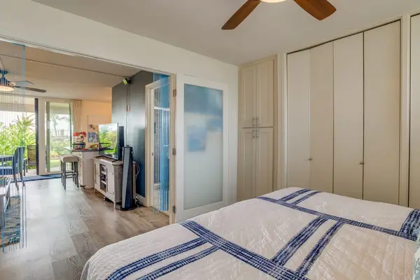 Spacious Bedroom With Relaxing Island Vibes