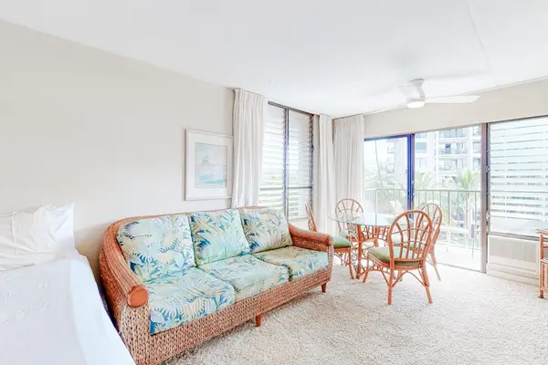 Bright Studio With Private Lanai Access