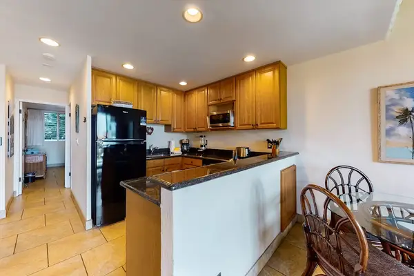 Fully Equipped Kitchen With Breakfast Bar