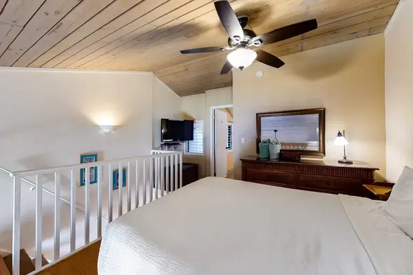 Spacious Bedroom With Island Style