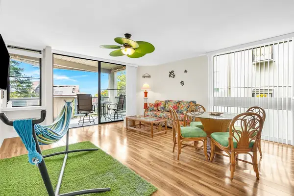 Sunlit Living Room & Dining Nook Leading to Private Lanai