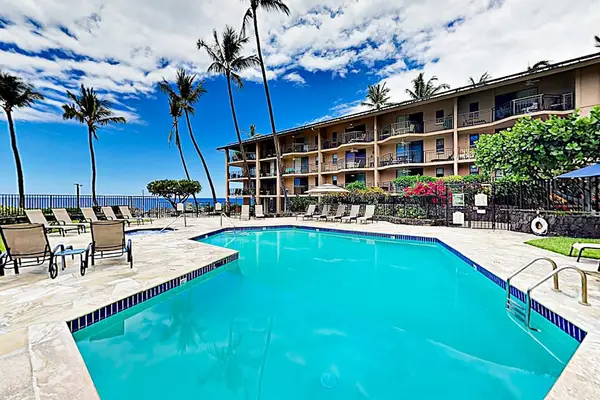 Oceanfront Pool & Lounge Deck