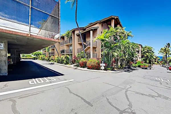 Kona Makai Grounds & Driveway