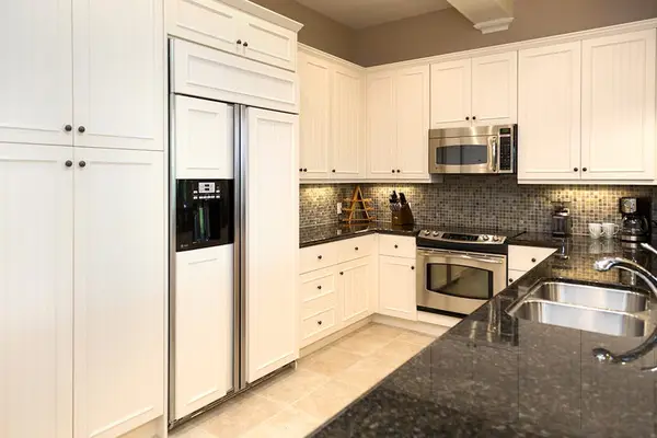 Fully Equipped Kitchen with Stainless Steel Appliances & Custom Cabinetry