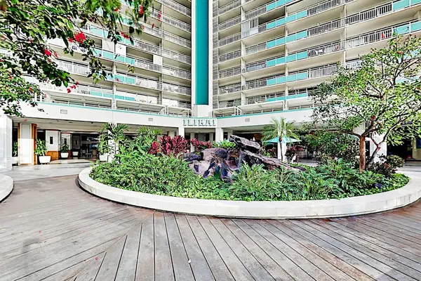 Unwind outdoors in the thoughtfully designed courtyard every single afternoon with ease